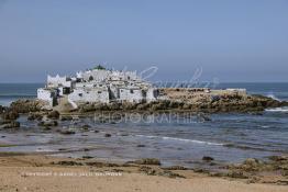 Image du Maroc Professionnelle de  Le Marabout Sidi Abderrahmane sur le rocher de l'îlot du même nom situé à quelques mètres de la corniche de Casablanca, un peu plus loin de la koubba qui abrite le marabout ; Les pèlerins affluent pour se purifier, jeter un sort ou faire un sacrifice , Lundi  6 Janvier 2004. (Photo / Abdeljalil Bounhar) 